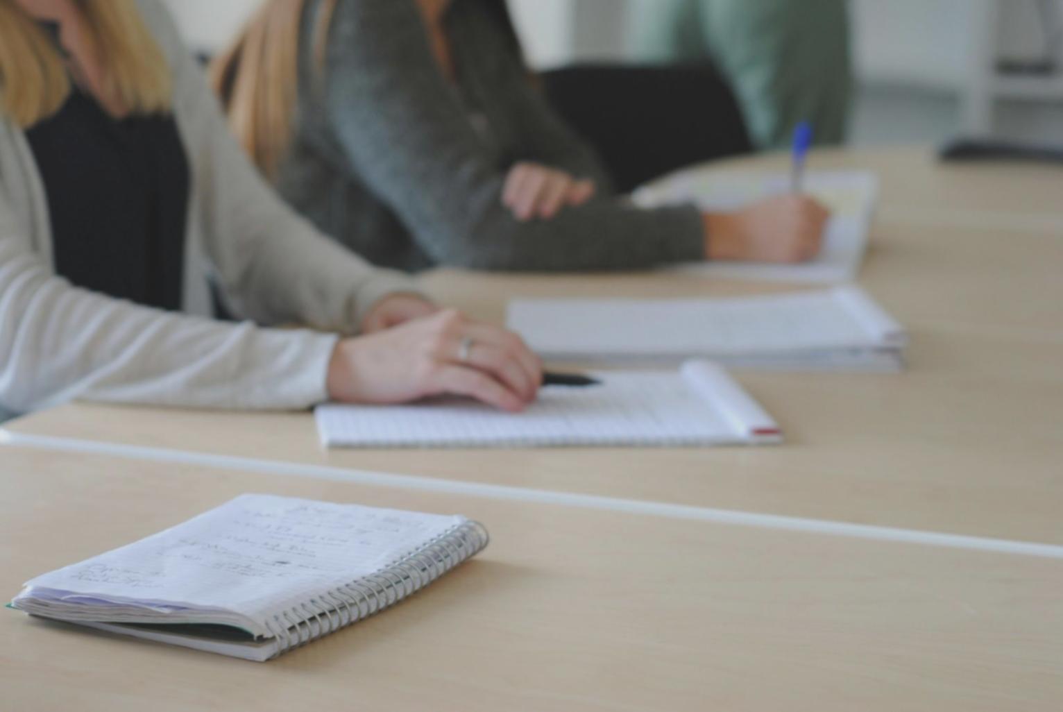 Sesión práctica de análisis financiero con estudiantes revisando informes